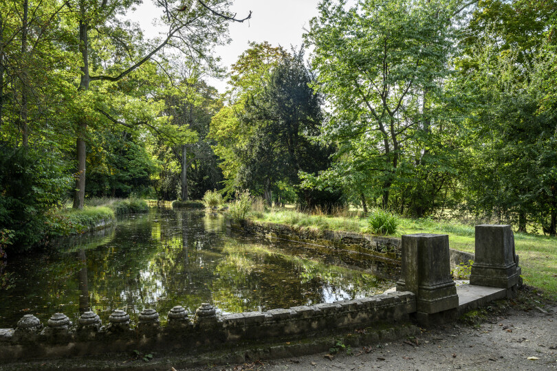 En 1776, Anne-Marie Julien hérite de la demeure… bientôt courtisée par Joséphine de Beauharnais. Quelque temps après avoir refusé l’offre de l’impératrice, elle se noie dans l’étang du domaine.